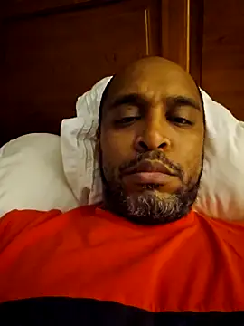 Snapshot of TraddyZaddy chatting on 10/30/25, 03:19 TraddyZaddy online show from 10/30/25, 03:19