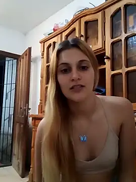 Snapshot of larubia_arg chatting on 12/21/25, 04:08 larubia arg online show from 12/21/25, 04:08