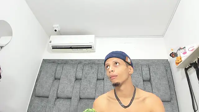 Snapshot of DamianandEva chatting on 12/01/25, 12:54 DamianandEva online show from 12/01/25, 12:54