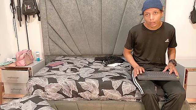 Snapshot of DamianandEva chatting on 02/04/26, 01:17 DamianandEva online show from 02/04/26, 01:17