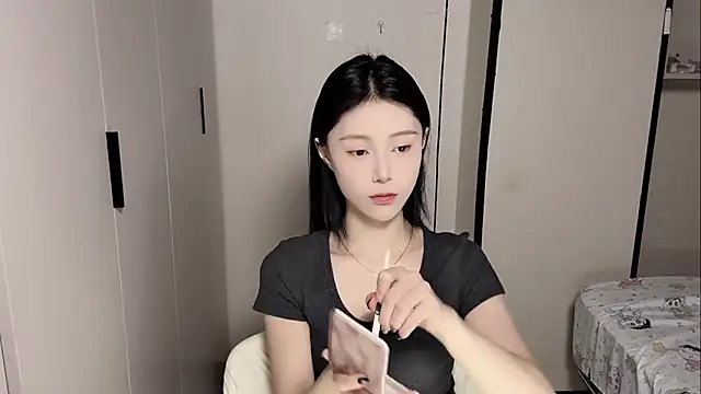 Snapshot of yuyu-33 chatting on 05/22/26, 02:12 yuyu-33 online show from 05/22/26, 02:12