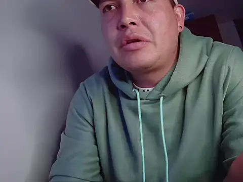 Snapshot of NathanielLux29 chatting on 11/04/25, 01:38 NathanielLux29 online show from 11/04/25, 01:38