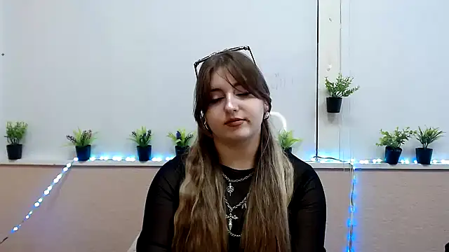 Snapshot of Dance__Queen chatting on 11/03/25, 11:55 Dance  Queen online show from 11/03/25, 11:55