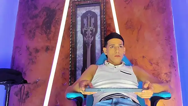 Snapshot of noah_deluxe chatting on 10/31/25, 01:12 noah deluxe online show from 10/31/25, 01:12