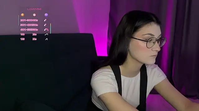 Snapshot of LinnaFairy chatting on 11/24/25, 09:42 LinnaFairy online show from 11/24/25, 09:42