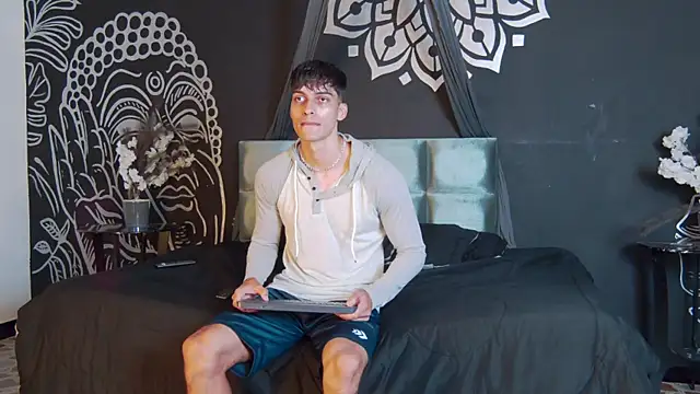 Snapshot of AlessioVitale chatting on 11/06/25, 12:39 AlessioVitale online show from 11/06/25, 12:39