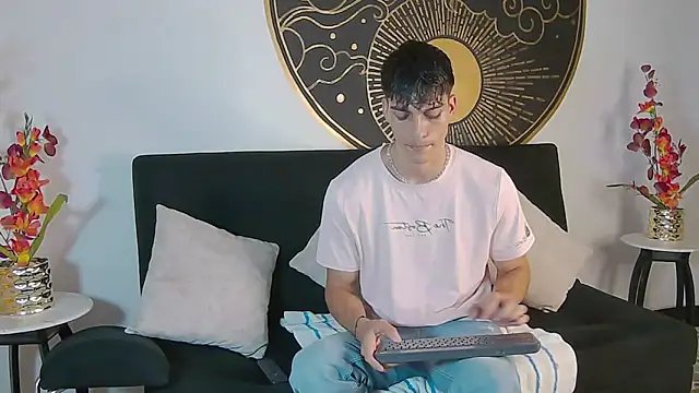 Snapshot of AlessioVitale chatting on 11/13/25, 12:15 AlessioVitale online show from 11/13/25, 12:15