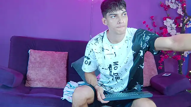 Snapshot of AlessioVitale chatting on 11/25/25, 12:16 AlessioVitale online show from 11/25/25, 12:16