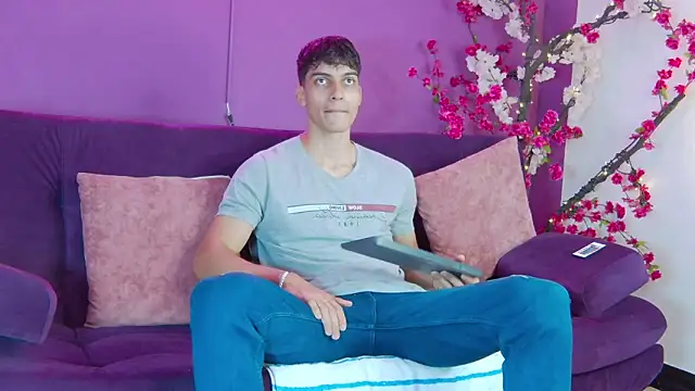 Snapshot of AlessioVitale chatting on 11/26/25, 12:17 AlessioVitale online show from 11/26/25, 12:17