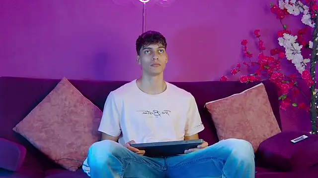 Snapshot of AlessioVitale chatting on 11/27/25, 12:18 AlessioVitale online show from 11/27/25, 12:18