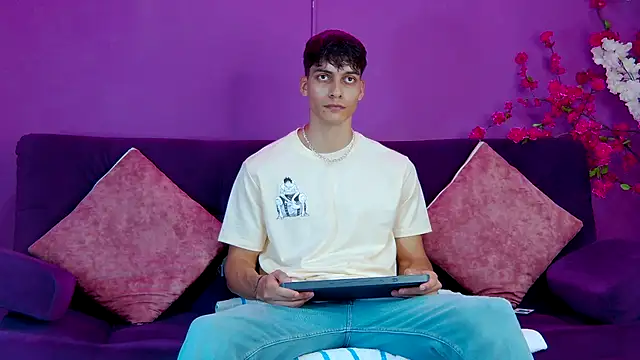 Snapshot of AlessioVitale chatting on 11/28/25, 12:19 AlessioVitale online show from 11/28/25, 12:19