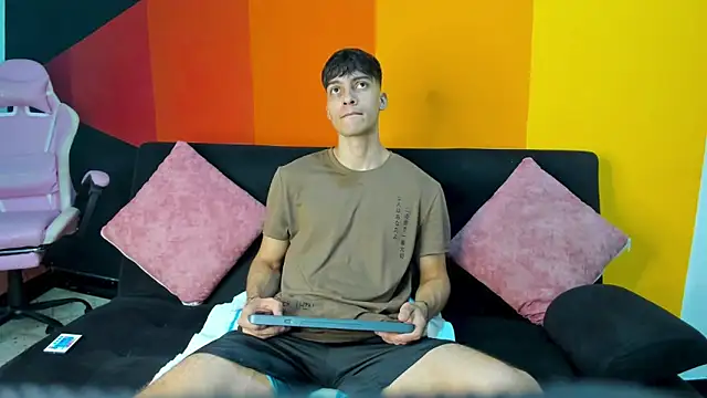 Snapshot of AlessioVitale chatting on 12/04/25, 12:03 AlessioVitale online show from 12/04/25, 12:03