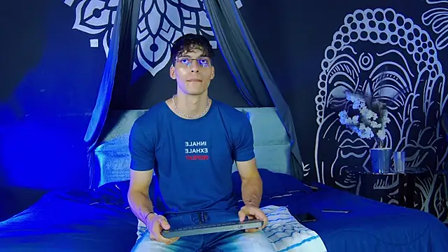 Snapshot of AlessioVitale chatting on 12/18/25, 12:00 AlessioVitale online show from 12/18/25, 12:00