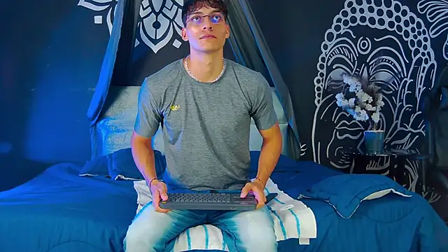 Snapshot of AlessioVitale chatting on 12/20/25, 12:01 AlessioVitale online show from 12/20/25, 12:01