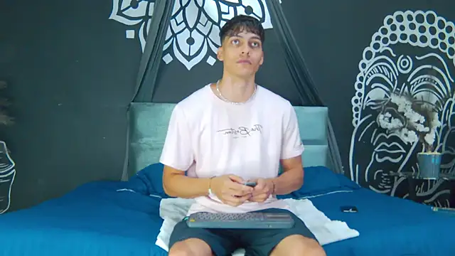 Snapshot of AlessioVitale chatting on 01/10/26, 12:18 AlessioVitale online show from 01/10/26, 12:18