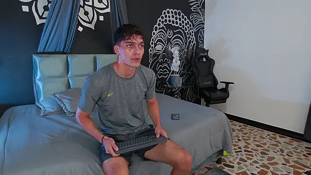 Snapshot of AlessioVitale chatting on 02/14/26, 07:43 AlessioVitale online show from 02/14/26, 07:43