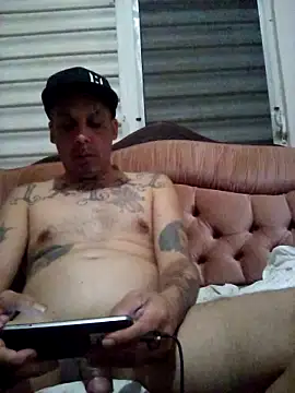 Snapshot of feoGG197 chatting on 12/04/25, 02:43 feoGG197 online show from 12/04/25, 02:43