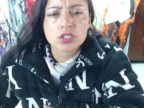 Snapshot of kristelltender1 chatting on 10/31/25, 02:01 kristelltender1 online show from 10/31/25, 02:01