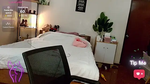 Snapshot of Lolitaloove69 chatting on 11/15/25, 06:04 Lolitaloove69 online show from 11/15/25, 06:04