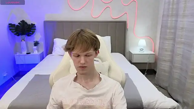 Snapshot of Fakeangel87 chatting on 11/02/25, 10:50 Fakeangel87 online show from 11/02/25, 10:50