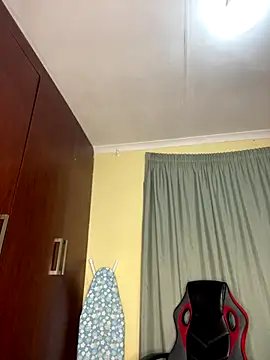 Snapshot of MiyaXo2 chatting on 12/19/25, 08:38 MiyaXo2 online show from 12/19/25, 08:38