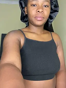 Snapshot of MiyaXo2 chatting on 02/02/26, 12:42 MiyaXo2 online show from 02/02/26, 12:42