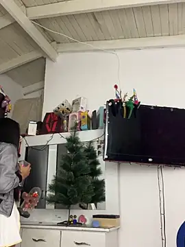 Snapshot of Milleradhara24 chatting on 12/19/25, 12:28 Milleradhara24 online show from 12/19/25, 12:28