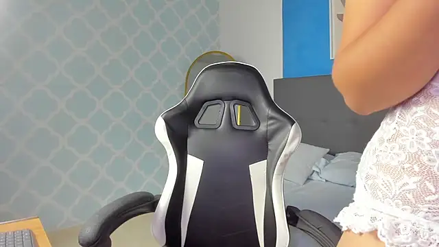 Snapshot of shanel_smithh chatting on 11/08/25, 12:05 shanel smithh online show from 11/08/25, 12:05