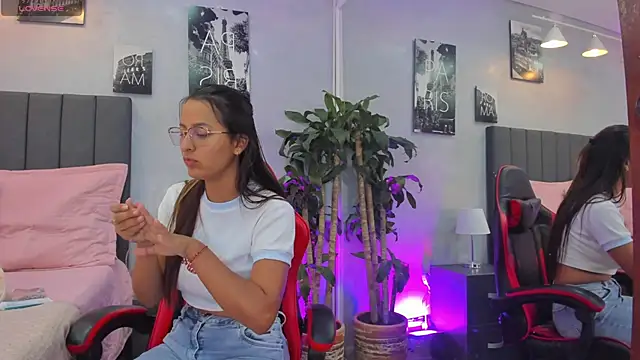 Snapshot of kendra_london chatting on 11/25/25, 11:21 kendra london online show from 11/25/25, 11:21