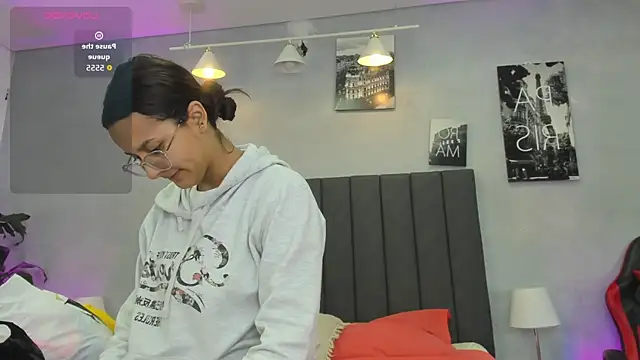 Snapshot of kendra_london chatting on 06/18/26, 11:25 kendra london online show from 06/18/26, 11:25