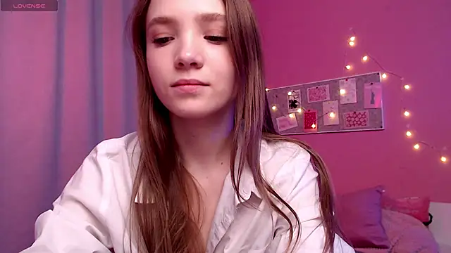 Snapshot of Adria_Arjona chatting on 03/17/26, 07:33 Adria Arjona online show from 03/17/26, 07:33