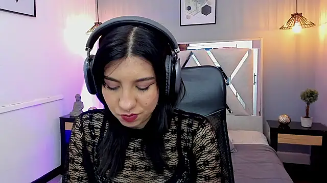 Snapshot of zoe-moreau chatting on 04/13/26, 07:19 zoe-moreau online show from 04/13/26, 07:19