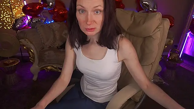 Snapshot of AmiraGoldd chatting on 02/16/26, 02:18 AmiraGoldd online show from 02/16/26, 02:18