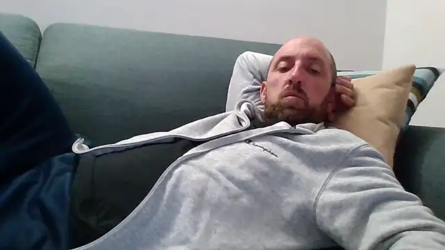 Snapshot of luca_beech88 chatting on 04/27/26, 06:39 luca beech88 online show from 04/27/26, 06:39