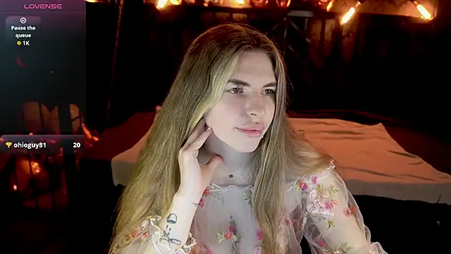 Snapshot of DanielaReign chatting on 02/18/26, 07:04 DanielaReign online show from 02/18/26, 07:04