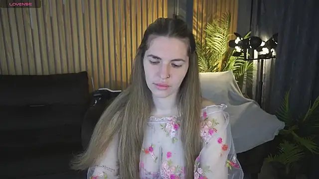 Snapshot of DanielaReign chatting on 03/26/26, 07:03 DanielaReign online show from 03/26/26, 07:03