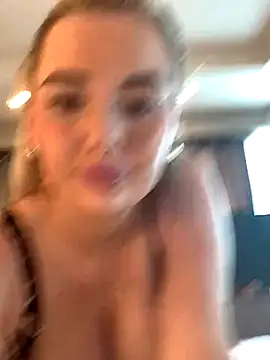 Snapshot of xxxrosie123 chatting on 11/04/25, 12:48 xxxrosie123 online show from 11/04/25, 12:48