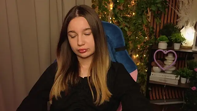 LauriePerez online show from 12/21/25, 12:45