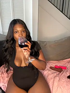 Snapshot of PrincessDreamm chatting on 11/21/25, 05:00 PrincessDreamm online show from 11/21/25, 05:00