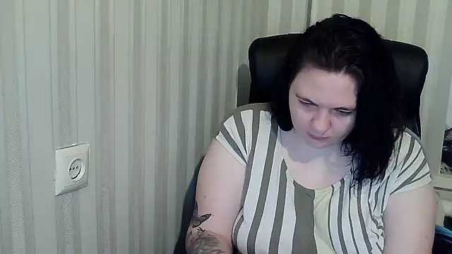 Snapshot of XLisaBlueXsS chatting on 11/04/25, 07:18 XLisaBlueXsS online show from 11/04/25, 07:18