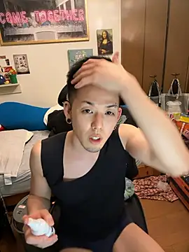 Snapshot of ippei0001 chatting on 11/17/25, 08:31 ippei0001 online show from 11/17/25, 08:31