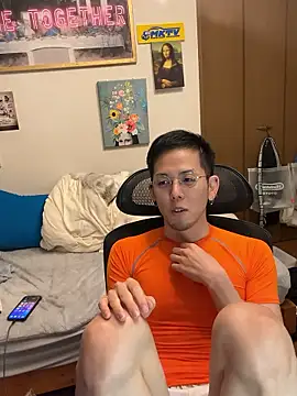 Snapshot of ippei0001 chatting on 11/27/25, 01:24 ippei0001 online show from 11/27/25, 01:24