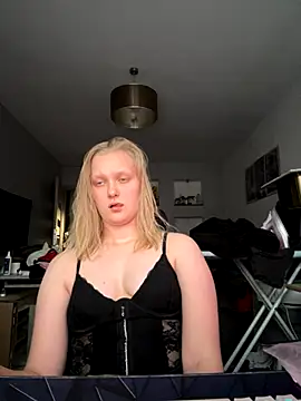 Snapshot of hotgoodgirll chatting on 11/18/25, 02:43 hotgoodgirll online show from 11/18/25, 02:43