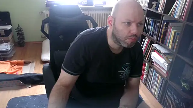 Snapshot of Tsume81 chatting on 11/04/25, 09:30 Tsume81 online show from 11/04/25, 09:30