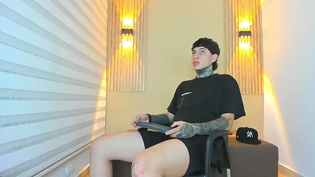 Snapshot of DANTE_ARMSTRONG chatting on 11/11/25, 04:12 DANTE ARMSTRONG online show from 11/11/25, 04:12