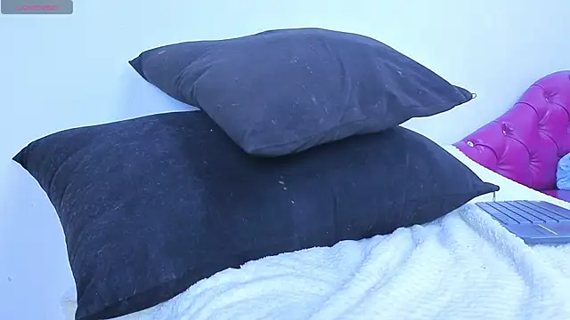 Julieta horney online show from 11/06/25, 03:02