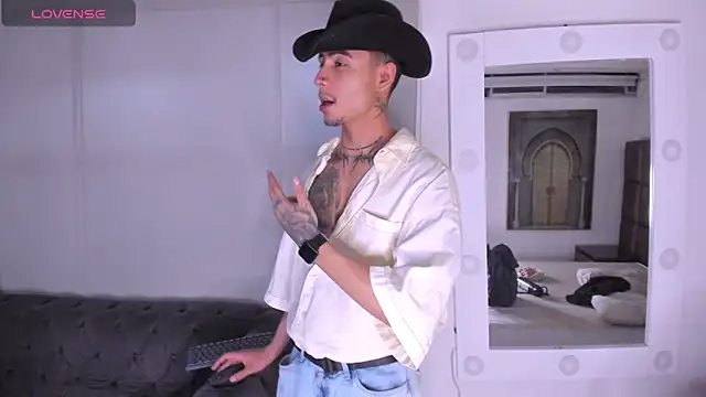 Snapshot of PiperrCry chatting on 11/08/25, 04:01 PiperrCry online show from 11/08/25, 04:01