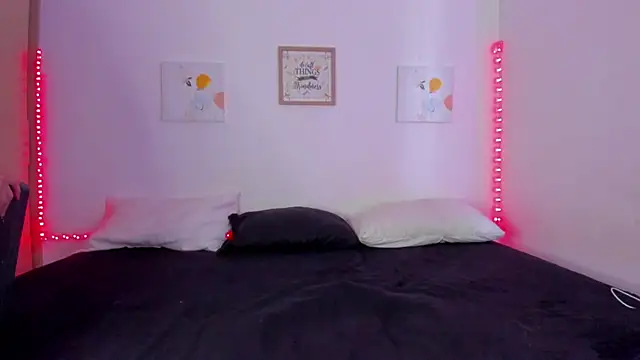 Miia  Jonees online show from 12/15/25, 06:45