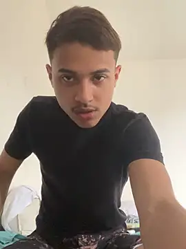 Snapshot of Guinovinho01 chatting on 11/04/25, 08:19 Guinovinho01 online show from 11/04/25, 08:19