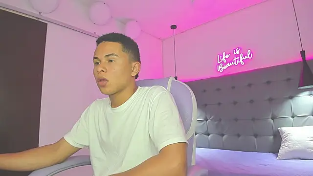 Snapshot of Liams18 chatting on 11/23/25, 03:06 Liams18 online show from 11/23/25, 03:06